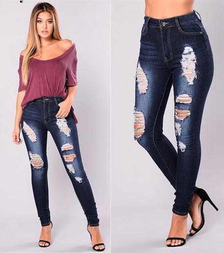 Jeans attillati in denim scuro strappato