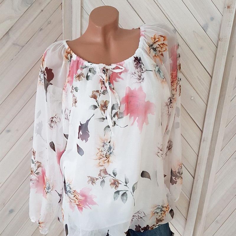 Blusa de camponeses florais frouxamente em camadas